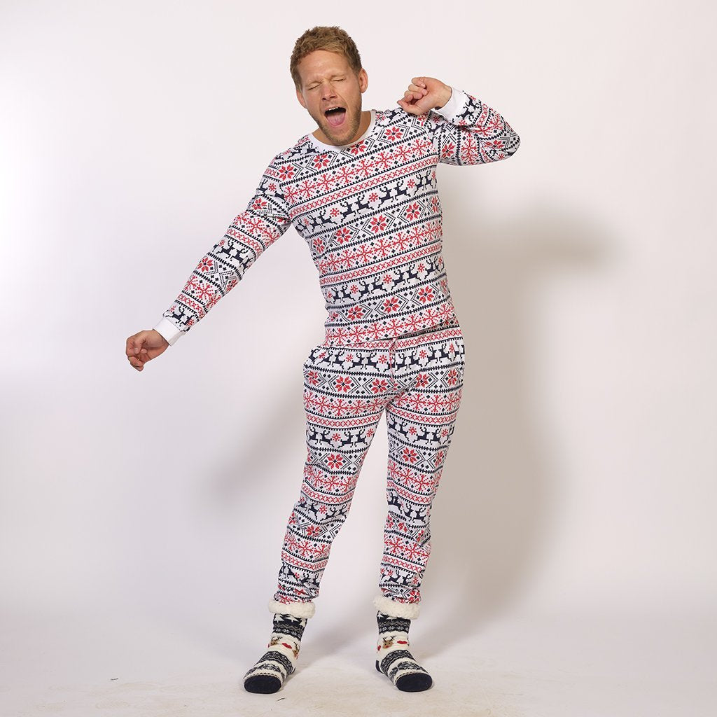 Weihnachtspyjama Herren mit rot-weißem Norweger-Muster, nachhaltiges Stretchmaterial, langärmlig und langbeinig.